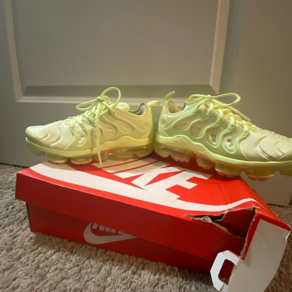 nike vapor max neon green
